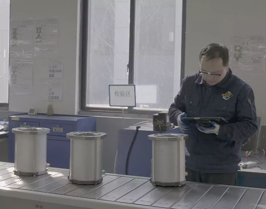 စွမ်းဆောင်ရည်မြင့်မားပြီး စွမ်းအင်ထိန်းသိမ်းမှုခေတ်ကို ဦးဆောင်နေသော အဓိကမောင်းနှင်အားဖြစ်သည်။